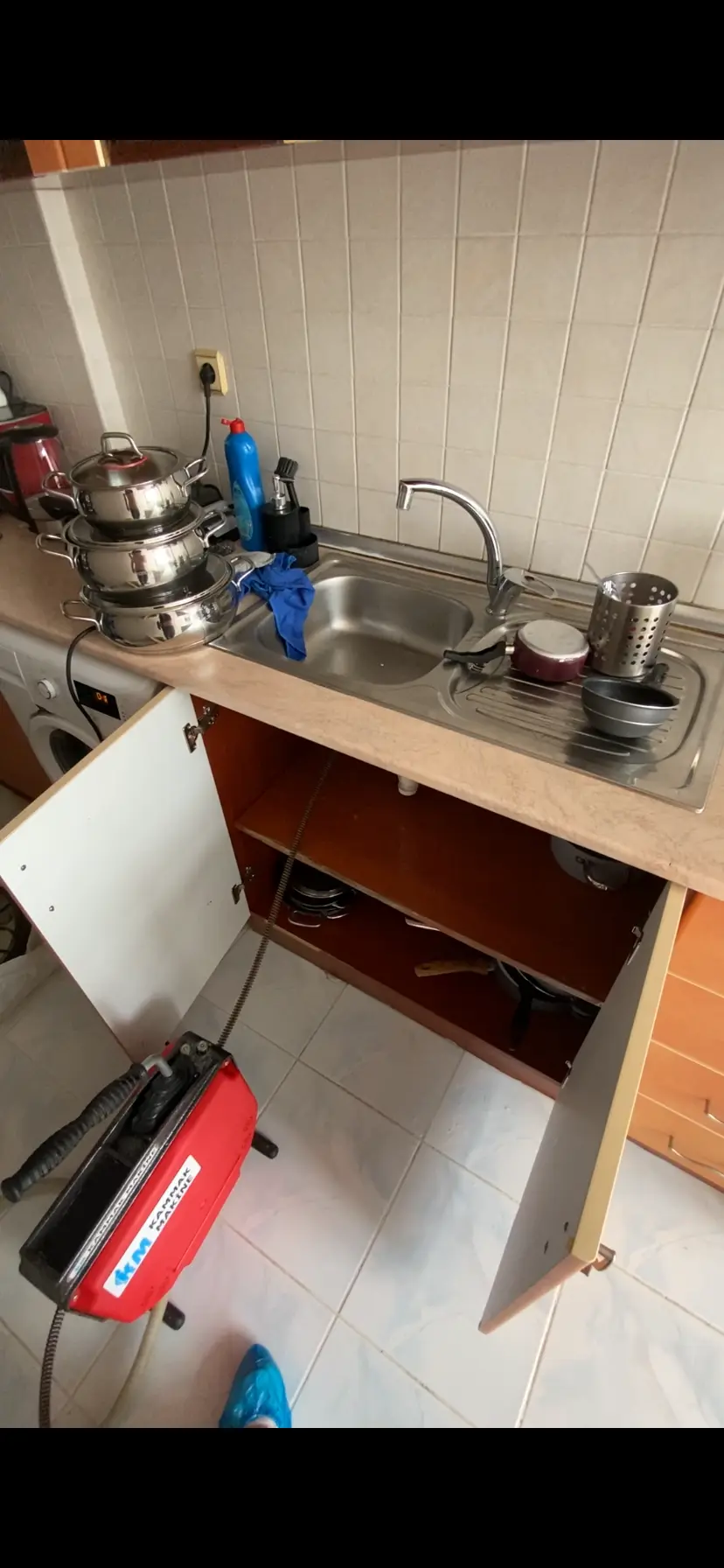 Makine ile kırmadan mutfak gideri tıkanıklığı açma